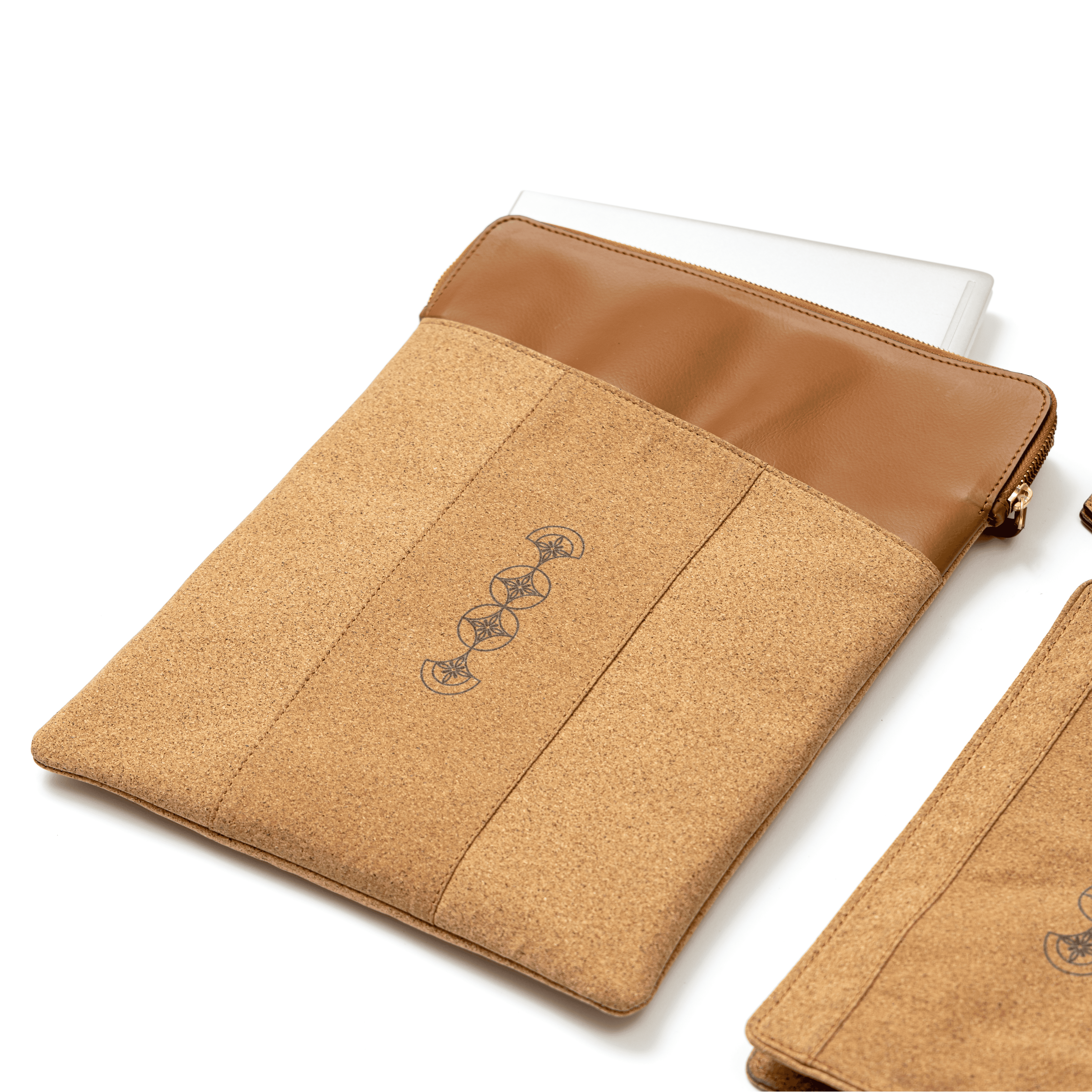 Plant leather laptop sleeve from the Work-On-The-Go gift set with charger pocket – Tan | Green Hermitage